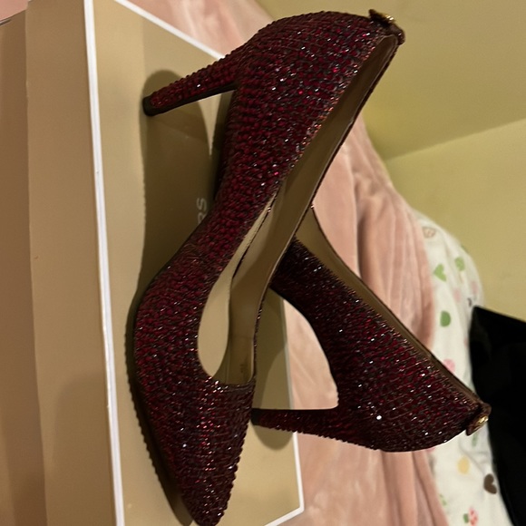 Heels - Picture 3 of 3